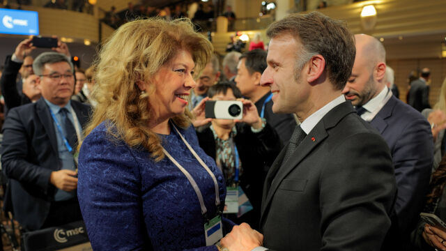 Снимка: Президентът Илияна Йотова разговаря с френския си колега Еманюел Макрон