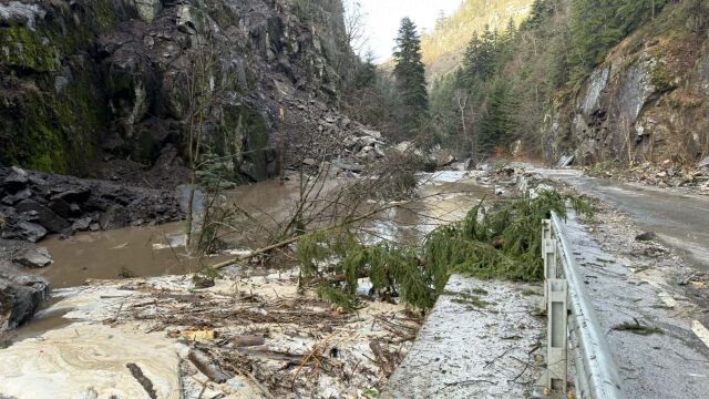 Снимка: Критична остава ситуацията на пътя Велинград-Сърница, който от вчера е откъснат от придошлите води (СНИМКИ)