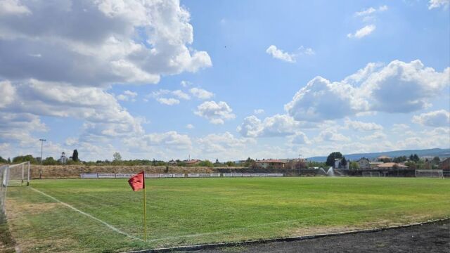 Снимка: Наш футболен тим се оплака от презервативи около съблекалнята. Заплаши, че ще покаже записи!