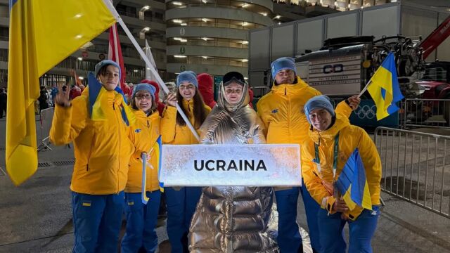 Снимка: Рускинята, която сама поиска да носи табелата 