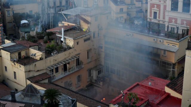 Снимка: Огромен пожар унищожи емблематичен театър в Неапол