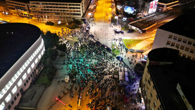 Снимка: Нови протести в Сърбия, след като ден по-рано демонстранти бяха нападнати от активисти на управляващата партия