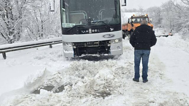 Снимка: Автобус с 25 души закъса край свищовското село Вардим (СНИМКИ)