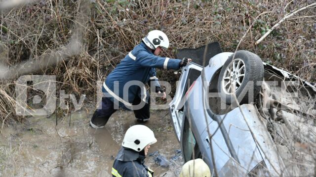 Снимка: Мъж и жена загинаха след падане на кола в дере край Хасково (СНИМКИ)
