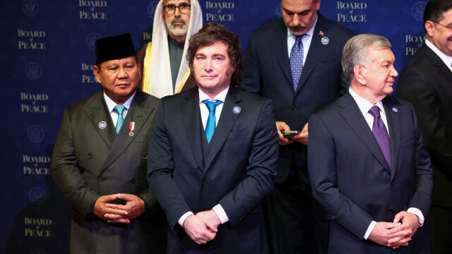 Снимка: Президентът на Аржентина изпя хит на Елвис Пресли на Съвета за мир (ВИДЕО)