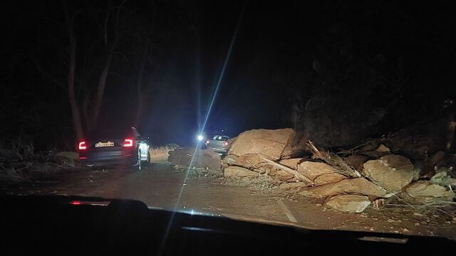 Свлачище блокира двете платна на пътя София - Самоков през Панчарево и образува дълги задръствания (СНИМКИ)