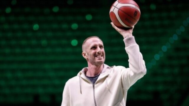 Снимка: 3% шанс за живот и една песен, която го върна при децата му