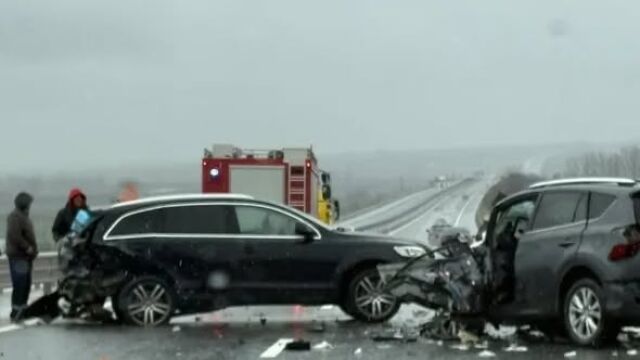 Снимка: Тежка катастрофа на АМ „Тракия“ край Чирпан (СНИМКИ)