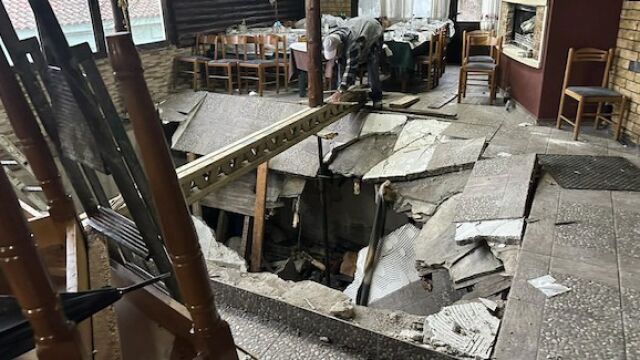 Снимка: Инцидент с ранени в гръцка таверна: Клиенти пропаднаха с масите и столовете в празно пространство под пода 