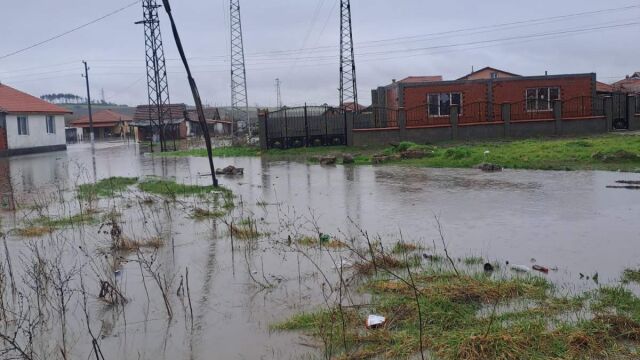 Снимка: На места реките в Хасковско остават критично високи, има залети дворове и стопански постройки (СНИМКИ)