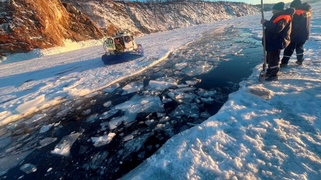 Снимка: Водолази извадиха телата на 7 души от дъното на езерото Байкал