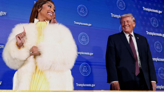 Снимка: Ники Минаж получи Библия, подписана от Доналд Тръмп