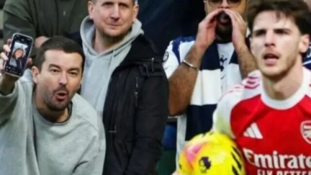 Снимка: Срам! Фен унижи Деклан Райс