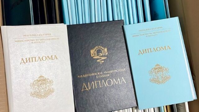 Снимка: Задържаха мъж за изготвяне на фалшиви дипломи, прокуратурата иска постоянен арест (СНИМКИ)