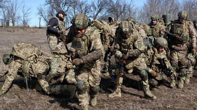 Украйна обсъжда “сериозни споразумения“, разположила е 228 специалисти в Близкия изток 