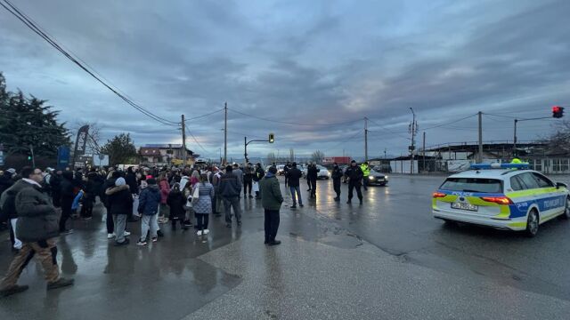 Снимка: „Суходол“ на протест: Местните затвориха за час Околовръстния път заради липсата на ремонт