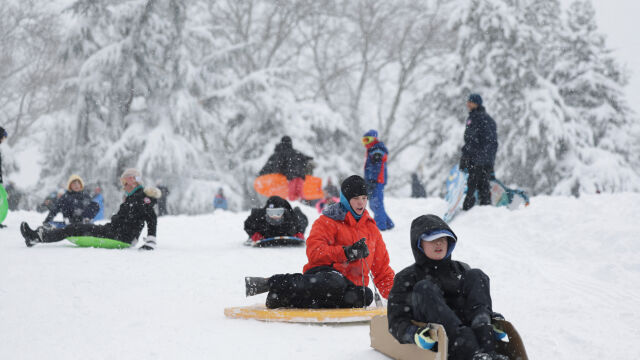 Снимка: 8000 отменени полета и затворени училища: Буря парализира пътуванията в САЩ