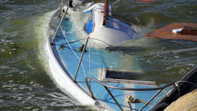 Снимка: Двама души от преобърнала се лодка в река между Босна и Хърватия са намерени живи, издирват други