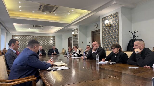 Снимка: Васил Терзиев след срещата със синдикатите: Искаме смяна на ръководството на 