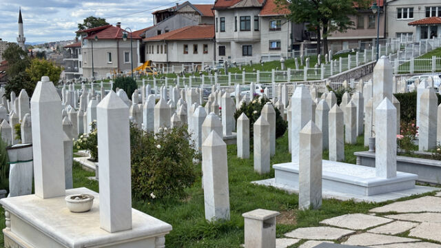 Снимка: „Празнуваха с печено прасе и агне убийството на хора. Как може да се живее с това да си убил дете?“