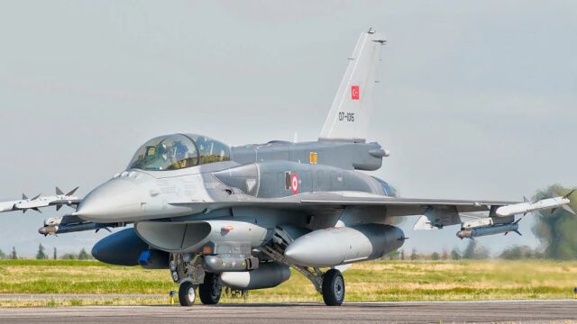 Снимка: Турски F-16 се разби след излитане, пилотът загина