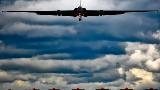 Снимка: Американски военен самолет се удари в крайпътна бетонна бариера във Филипините