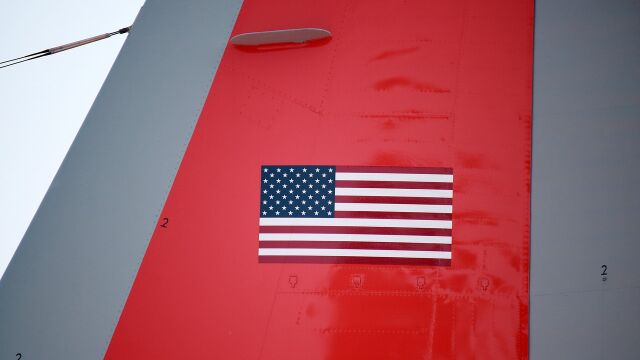 Снимка: Откриха поражения от куршум по корпуса на американски самолет, излетял от Колумбия за САЩ