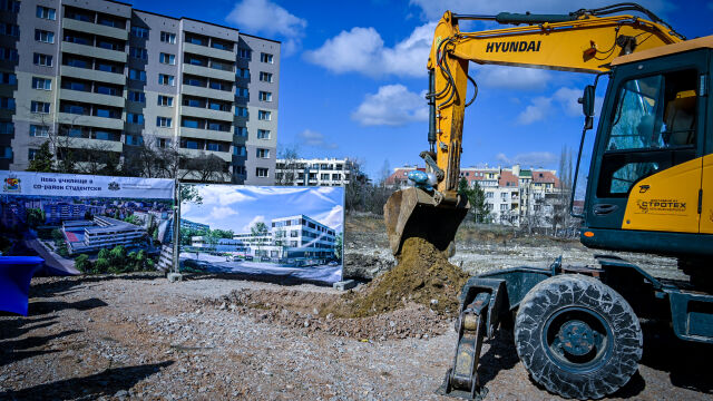 Снимка: Започна изграждането на първото общинско училище в „Студентски град“ (СНИМКИ)