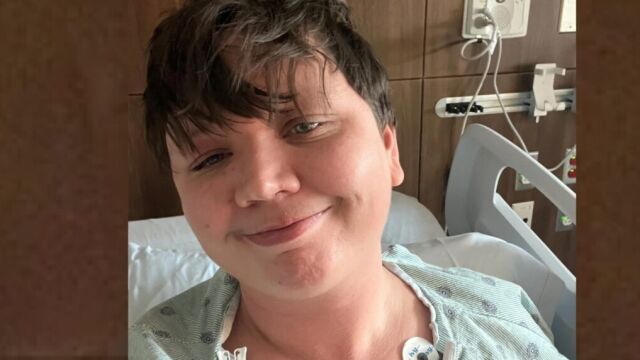 Снимка: Детска количка с бебе пада в езеро, двама мъже го спасяват