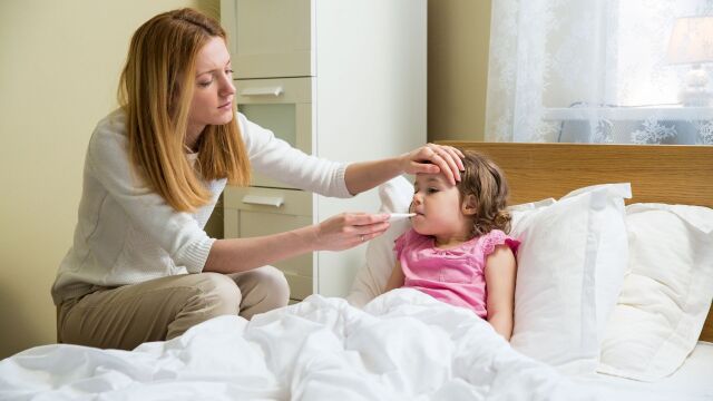 Снимка: Висока температура при деца: Забрани и правила какво да правим