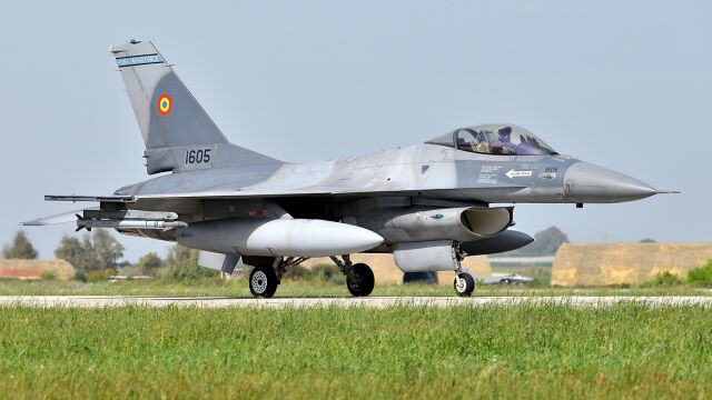 Снимка: Румъния вдигна два изтребителя F-16 заради дрон във въздушното им пространство