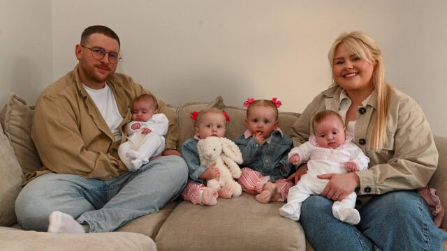 Снимка: Казаха им, че няма да имат деца – днес имат 4 бебета, само за 1 година (СНИМКИ)