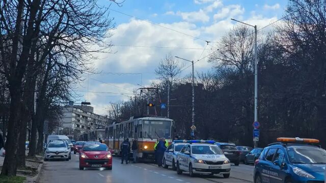 Снимка: Трагедия в движение: Ватман издъхна зад пулта на трамвай