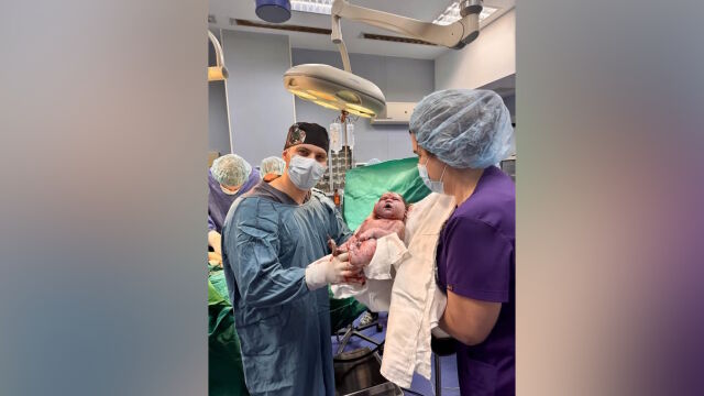 Снимка: „Малък гигант“: Лекари от „Майчин дом“ изродиха бебе, което тежи близо 6 кг