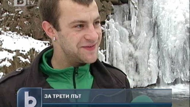 Снимка: Младеж два пъти вади кръста от реката, готви се за трети 