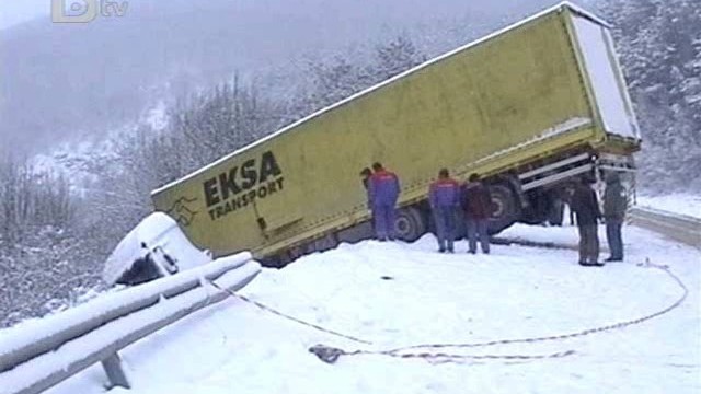 Снимка: ТИР катастрофира край Боаза