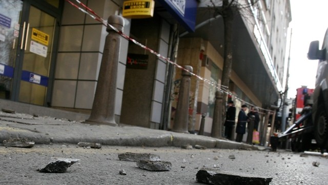 Снимка: Мазилка падна в центъра на София; няма пострадали