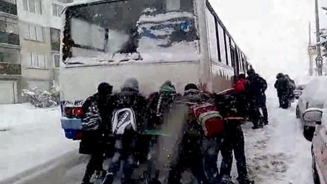 Снимка: Пътници бутат автобус в Габрово