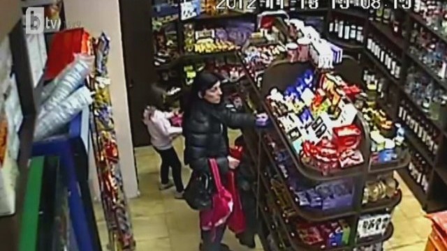 Снимка: Майката, крала с малката си дъщеря, използва и другите си деца