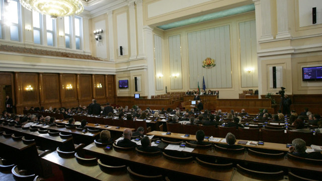 Снимка: Парламентът се съгласи с президента и върна закона за инвестициите