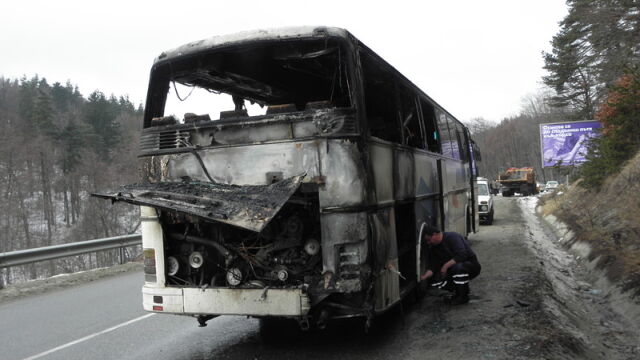 Снимка: Автобус на градския транспорт в Асеновград изгоря изцяло