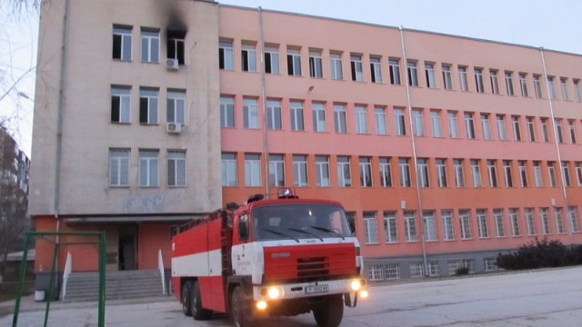 Снимка: Горя училище в Русе, 700 деца евакуирани