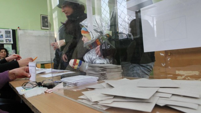 Снимка: Изборният ден се измества с 1 час, бюлетината ще е обща