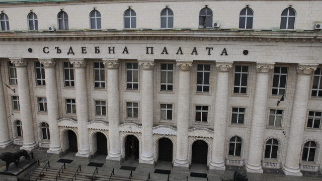 Снимка: Сигнал за внесени детонатори затвори Съдебната палата