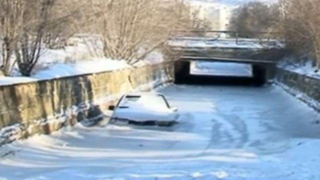 Снимка: Кола пропадна в път, превърнал се в двуметрово замръзнало езеро