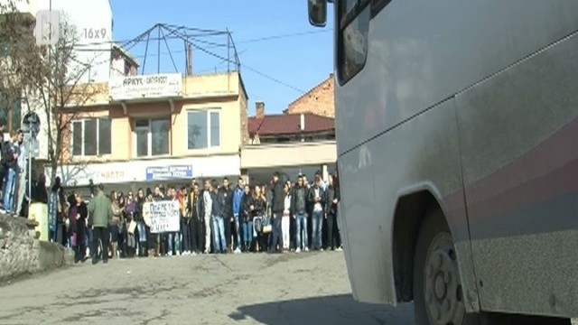 Снимка: Гергана, която падна под колелата на автобус, дойде в съзнание