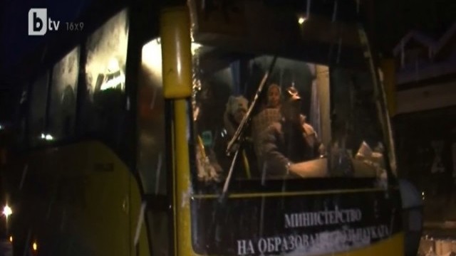 Снимка: Ученически автобус в Криводол от години вози два пъти повече деца от капацитета си