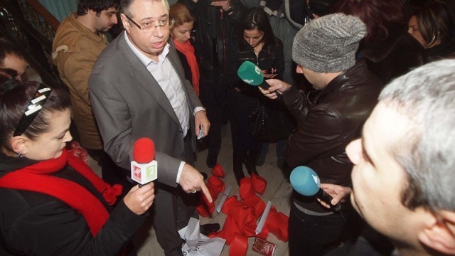 Снимка: 100-200 души се събраха пред сградата на Областната управа във Варна