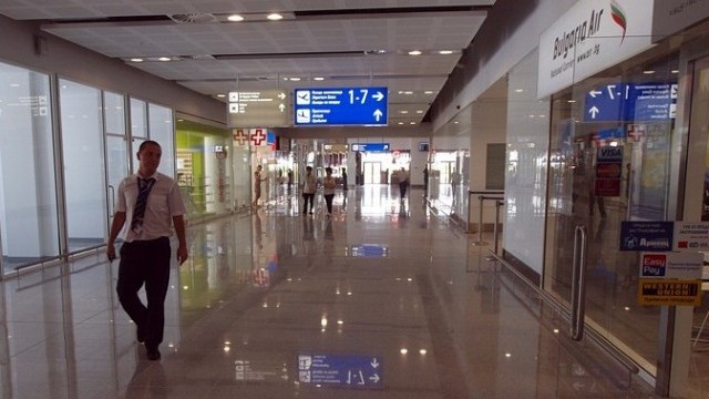 Снимка: Затвориха част от Летище Варна заради съмнителен багаж (ОБНОВЕНА)