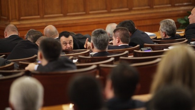 Снимка: Пореден ден на скандали в НС, в центъра на спора - Петното